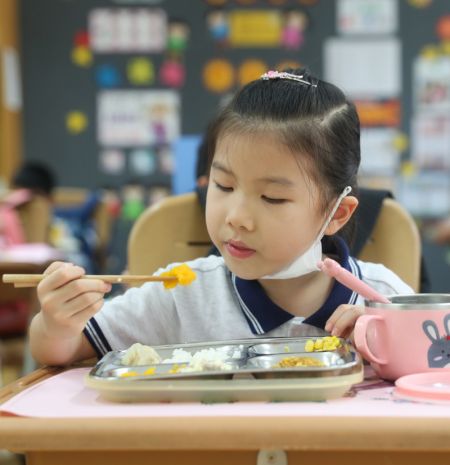 (miniature) Une élève prend le déjeuner dans une école primaire de l'arrondissement de Changning à Shanghai