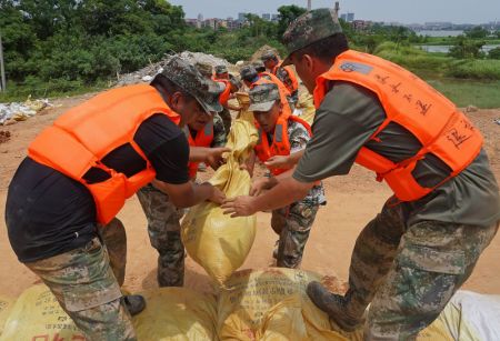 (miniature) Des vétérans bénévoles aident à consolider un remblai contre les inondations sur la rivière Changjiang
