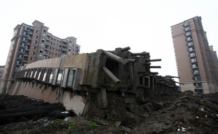 (miniature) Shanghai : Un immeuble tombe façade contre terre (photos)
