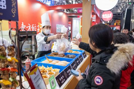 (miniature) Des touristes achètent de la nourriture lors d'un festival gastronomique à Harbin