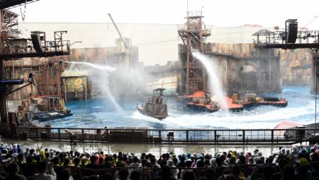 (miniature) Des visiteurs assistent à un spectacle de cascades dans le site thématique Waterworld au parc Universal Beijing Resort