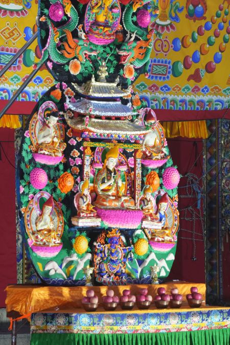 (miniature) Des sculptures de beurre réalisées par des bouddhistes sont exposées au monastère de Labrang dans le district de Xiahe