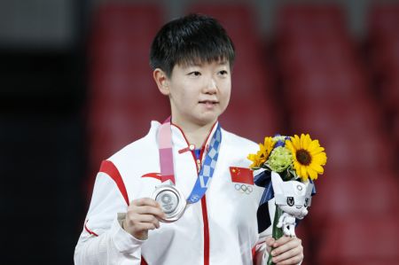 (miniature) La Chinoise Sun Yingsha montre sa médaille d'argent lors de la cérémonie de remise des prix de tennis de table - simple dames