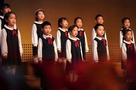 (miniature) Des enfants chantent dans un théâtre à Taiyuan