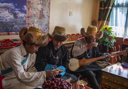 (miniature) Des villageois réinstallés d'une zone pauvre fêtent le Nouvel An tibétain des agriculteurs dans leur nouvelle maison