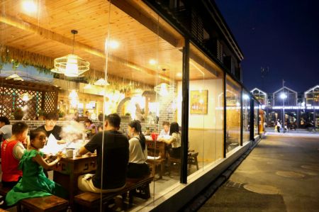 (miniature) Des gens dînent dans le quartier artistique 180 du fleuve Yangtsé en soirée