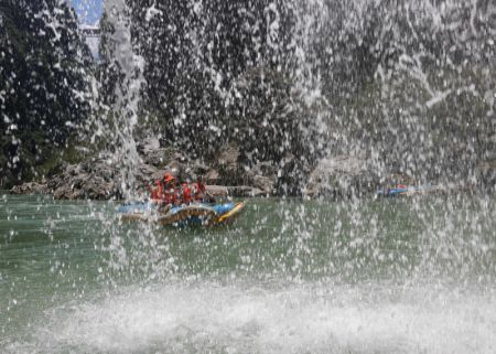 (miniature) Des touristes font du rafting dans le site touristique de Maoyanhe à Zhangjiajie