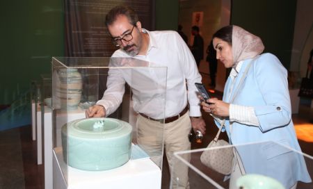 (miniature) Des visiteurs admirent une porcelaine céladon exposée à Téhéran