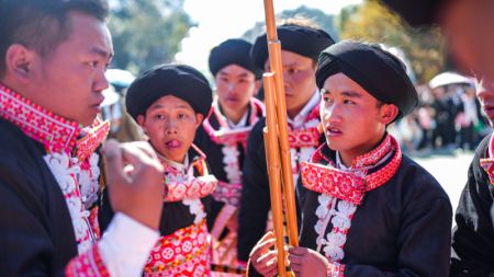 (miniature) Des membres du groupe ethnique Miao communiquent lors d'une célébration du festival Tiaohua dans le village de Gaoxing de l'arrondissement spécial de Liuzhi