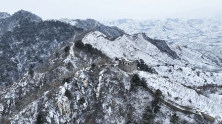 (miniature) Photo aérienne du paysage enneigé de l'ancienne Grande Muraille