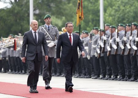 (miniature) Le chancelier allemand Olaf Scholz organise une cérémonie de bienvenue pour le Premier ministre chinois Li Qiang avant leur entretien à Berlin