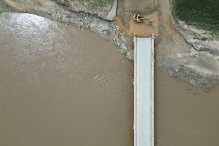(miniature) Vue aérienne d'un pont en cours de reconstruction après les inondations à Shangzhi