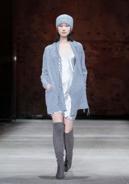 (miniature) Un mannequin présente une création désignée par Fang Ying lors de la semaine de la mode de Beijing