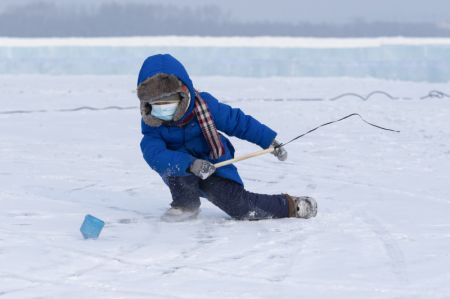 (miniature) Un enfant s'amuse sur le fleuve Songhua gelé dans un parc d'attractions de neige et de glace à Harbin