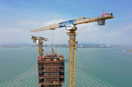 (miniature) Photo aérienne montrant le chantier de la tour principale sud du pont maritime de la baie Quanzhou du chemin de fer à grande vitesse Fuzhou-Xiamen
