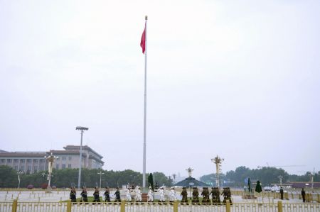 (miniature) Cérémonie de lever du drapeau national sur la place Tian'anmen