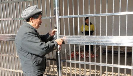 (miniature) Chine : un homme garde son petit-fils de 14 ans dans une cage