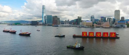 (miniature) Un bateau portant le slogan célébrer l'adoption de la Loi de la République populaire de Chine sur la sauvegarde de la sécurité nationale dans la Région administrative spéciale de Hong Kong au port de Victoria
