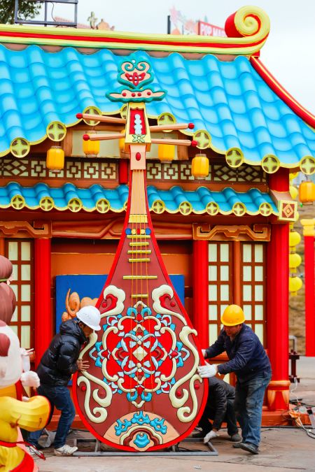 (miniature) Des employés installent une lanterne colorée sur le site du prochain festival des lanternes à Zigong