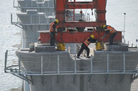 (miniature) Des ouvriers travaillent sur un chantier de pose des poutrelles du pont de la baie de Meizhou du chemin de fer à grande vitesse Fuzhou-Xiamen