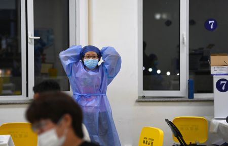 (miniature) Un membre du personnel médical se repose sur un site de vaccination de l'arrondissement de Nankai à Tianjin