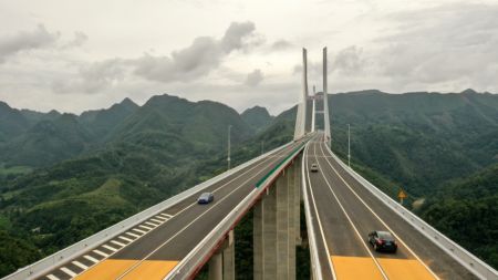 (miniature) Des voitures circulent sur le pont de Yunwu de l'autoroute Duyun-Anshun dans la province chinoise du Guizhou (sud-ouest)