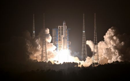 (miniature) La fusée porteuse Longue Marche-5 Y6 décolle à 21h41 (heure de Beijing) le 15 décembre 2023
