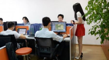 (miniature) Des cheerleaders dans les bureaux en Chine pour stimuler la créativité