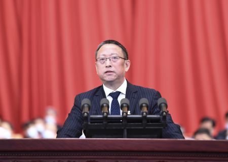 (miniature) Zheng Jianbang présente un rapport sur la manière dont les propositions des conseillers politiques ont été traitées lors de l'ouverture de la troisième session annuelle du 13e Comité national de la Conférence consultative politique du Peuple chinois (CCPPC) au Grand Palais du Peuple à Beijing
