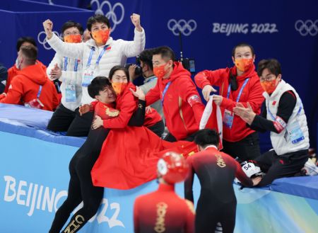 (miniature) Des membres de l'équipe chinoise célèbrent la victoire après la finale du patinage de vitesse sur piste courte 1