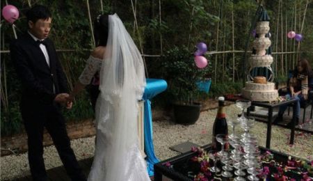 (miniature) Ils organisent une fausse cérémonie de mariage pour se dire "NON"