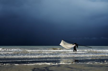 (miniature) Un pêcheur au bord de la plage de Jintan à Dongxing