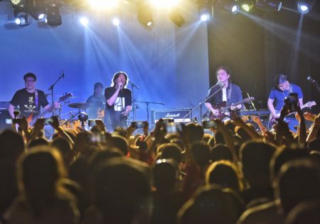 (miniature) Le chanteur Lao Lang (3e à droite) donne un concert lors d'un événement célébrant le 20e anniversaire du festival Midi