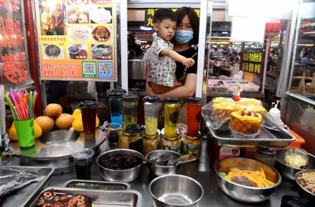 (miniature) Des personnes achètent des spécialités culinaires au marché de nuit de la tour du Tambour à Kaifeng