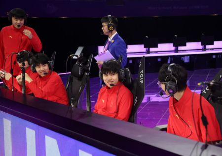 (miniature) Les joueurs de l'équipe chinoise se préparent avant les quarts de finale d'esport de la version des Jeux asiatiques d'Arena of Valor
