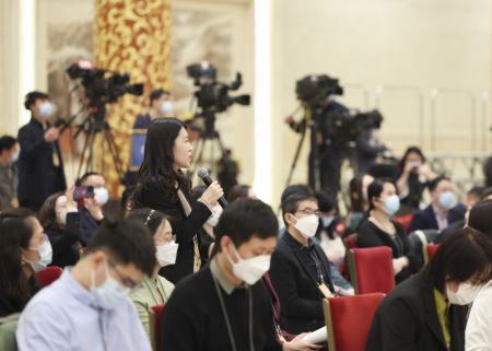 (miniature) Des journalistes assistent à une conférence de presse à laquelle participent des dirigeants des comités centraux des partis politiques non communistes et de la Fédération nationale de l'industrie et du commerce de Chine lors de la première session du 14e Comité national de la Conférence consultative politique du peuple chinois (CCPPC) au Grand Palais du Peuple à Beijing