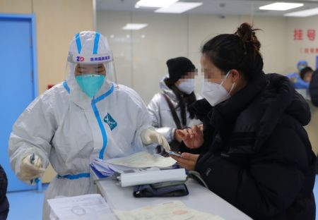 (miniature) Un travailleur médical dans une clinique de traitement de la fièvre à l'hôpital Shengjing de l'Université médicale de Chine