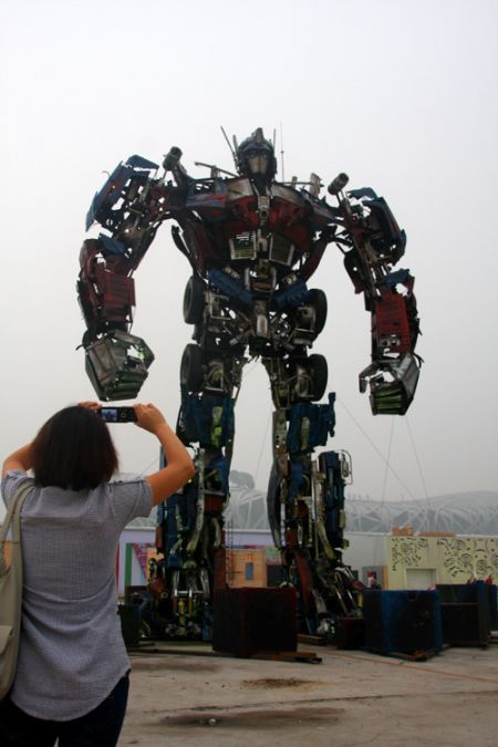 (miniature) Un "Transformer" géant de 12 mètres fait de voitures recyclées à Pékin