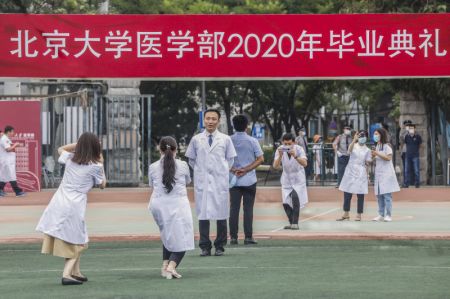 (miniature) Des étudiants prennent des photos après une cérémonie de remise des diplômes au Centre des sciences de la santé de l'Université de Pékin