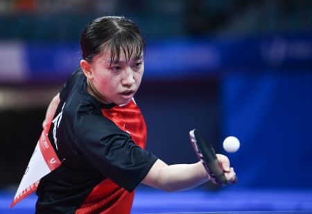 (miniature) La Japonaise Kurono Aoi lors d'un match des huitièmes de finale de tennis de table simple femmes contre la Chinoise He Zhuojia