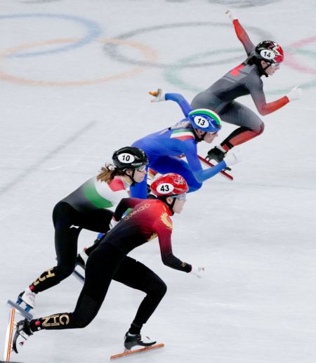 (miniature) Des athlètes en lice lors de la finale du relais mixte en patinage de vitesse courte piste
