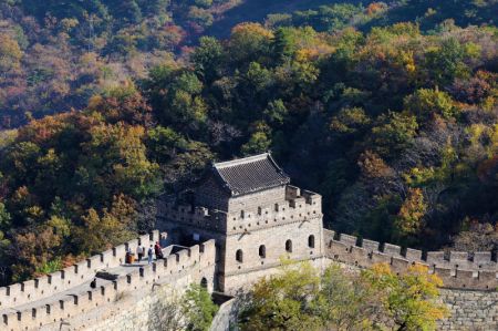 (miniature) Des touristes admirent le paysage d'automne de la section Mutianyu de la Grande Muraille