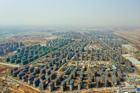(miniature) Photo aérienne prise le 8 avril 2021 montrant un site de construction du projet résidentiel de relogement dans la zone de Rongdong de la Nouvelle Zone de Xiongan