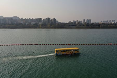 (miniature) Photo aérienne d'un véhicule amphibie naviguant dans la section Changsha du fleuve Xiangjiang à Changsha