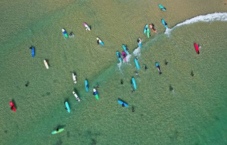 (miniature) Photo aérienne de touristes surfant dans la baie Riyue