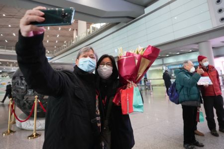 (miniature) Des touristes du premier groupe de Hong Kong prennent un selfie à l'Aéroport international de Beijing
