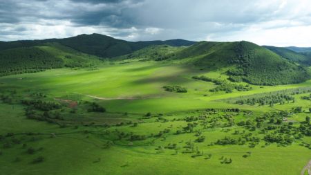 (miniature) Photo aérienne prise le 23 juin 2022 du paysage d'Arxan de la Ligue de Hinggan de la région autonome de Mongolie intérieure