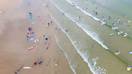(miniature) Des touristes font du surf à Tenghai