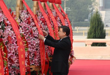 (miniature) Xi Jinping redresse le ruban rouge d'une corbeille de fleurs lors d'une cérémonie de dépôt de corbeilles de fleurs aux héros nationaux tombés au combat