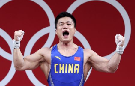 (miniature) Le Chinois Lyu Xiaojun remporte la médaille d'or de l'épreuve d'haltérophilie - 81 kg - hommes